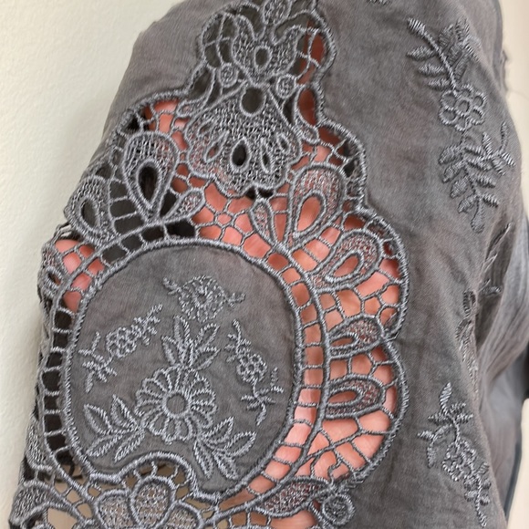 American Eagle Butterfly Embroidered Sleeve V-Neck Gray Top in X-Small - Picture 6 of 7